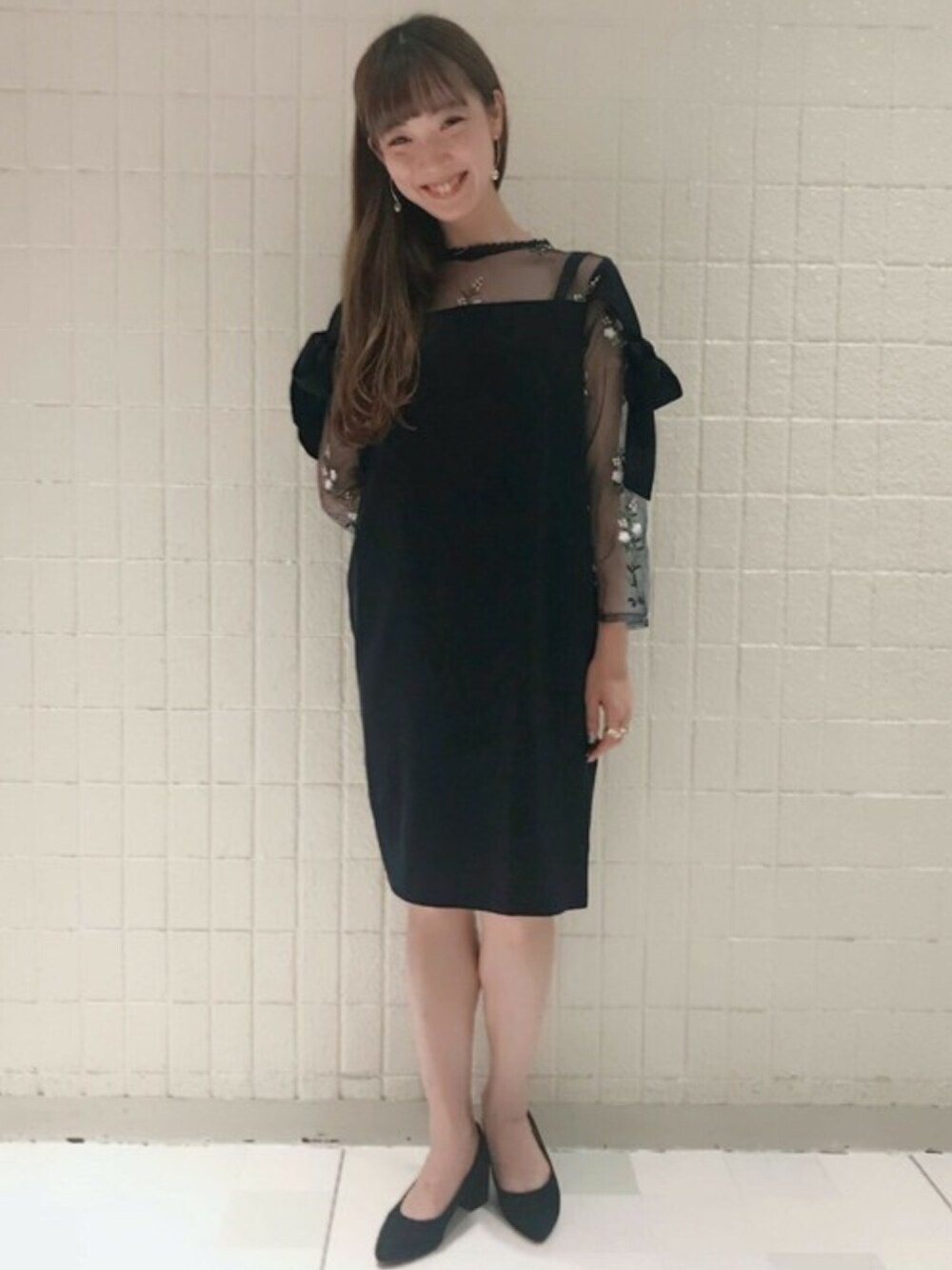 ブラック系のパンプス、ブルー系のワンピースを着用したレディースの夏コーディネートの1枚目の写真
