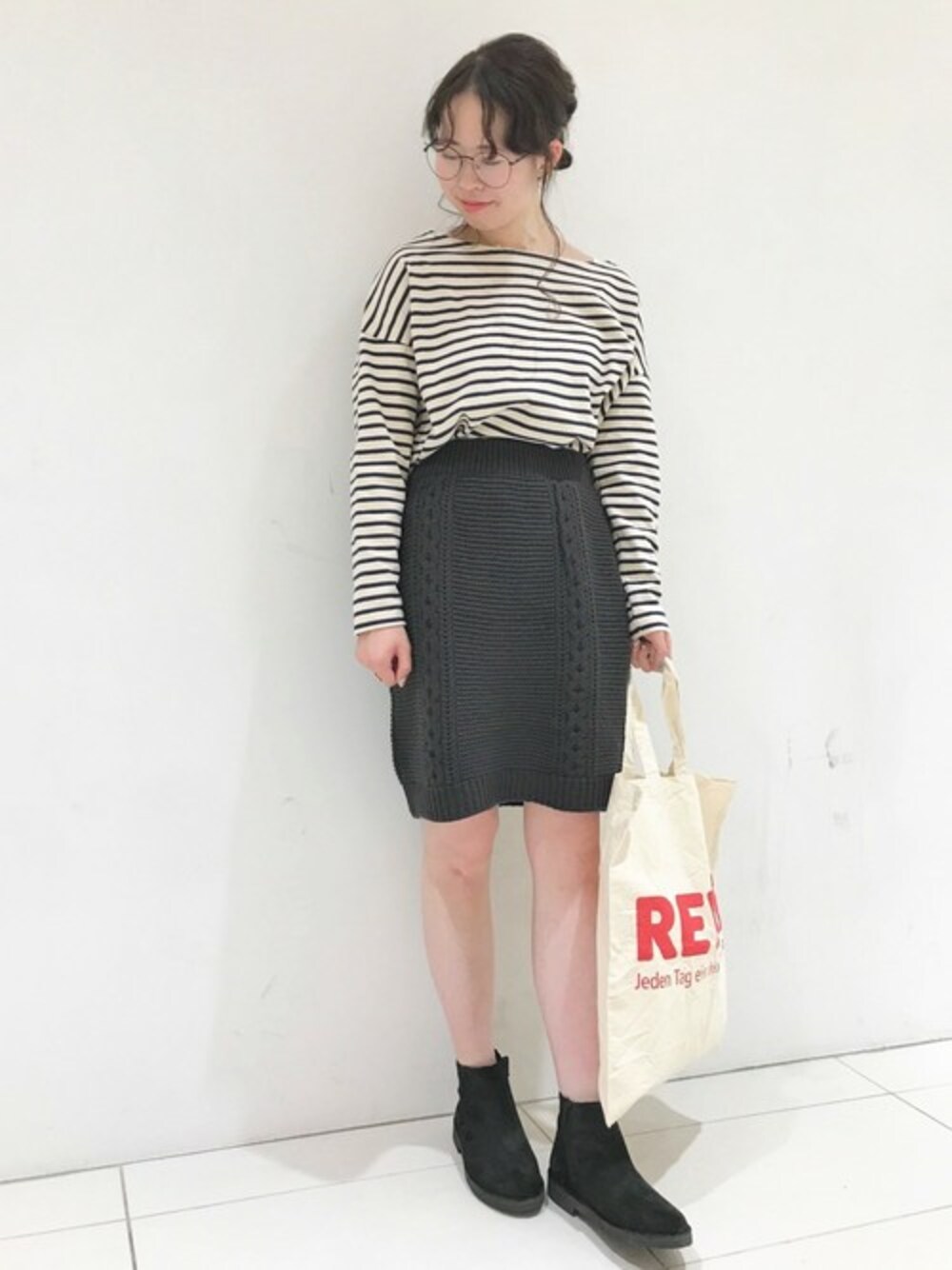 ブルー系のTシャツ/カットソー、グレー系のスカート、ブラック系のブーツを着用したレディースの秋コーディネートの1枚目の写真