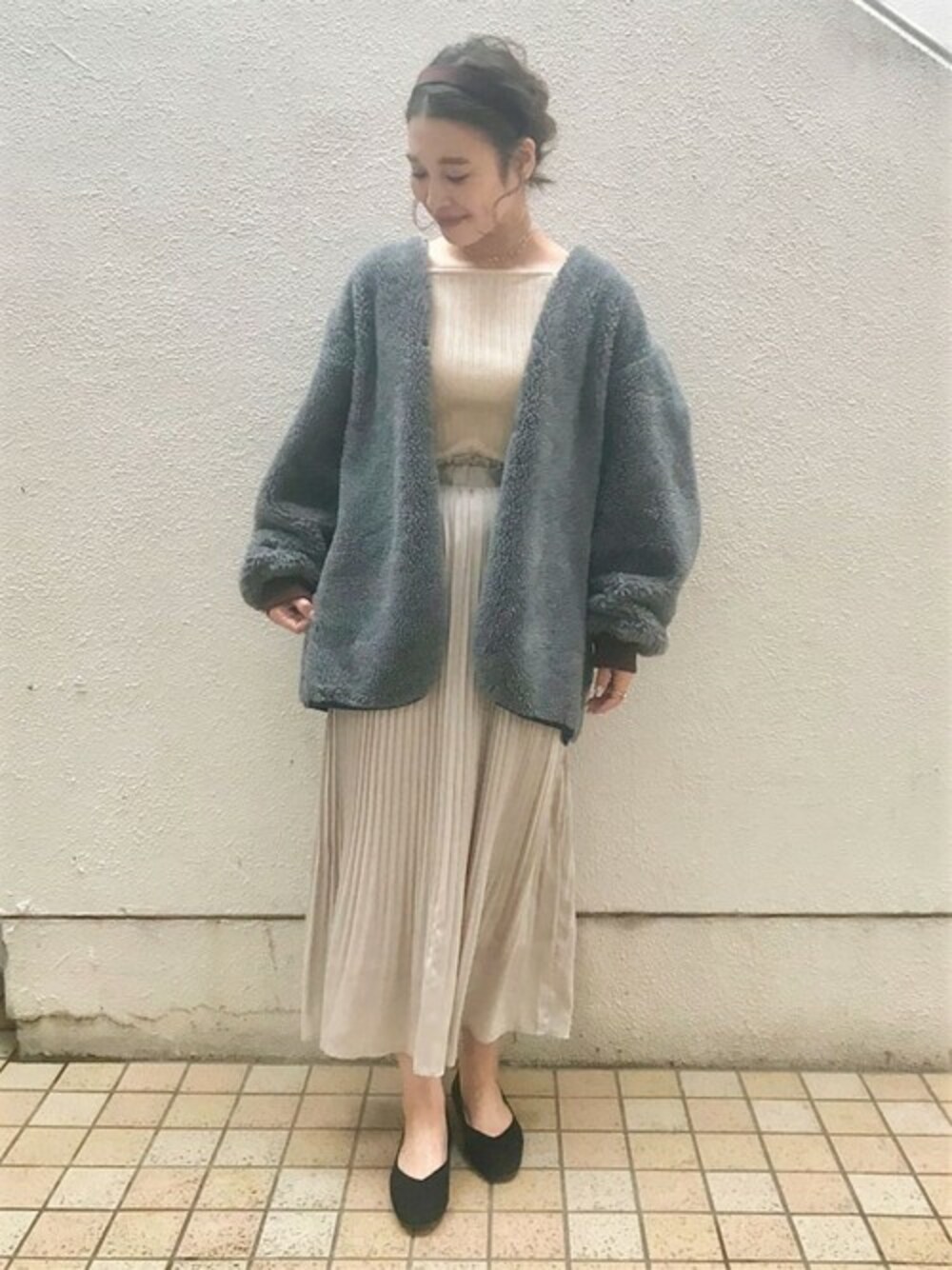 ベージュ系のTシャツ/カットソー、ベージュ系のスカートを着用したレディースの秋コーディネートの1枚目の写真