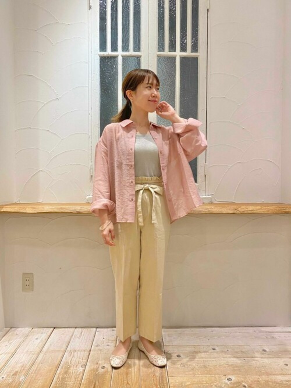 ピンク系のシャツ/ブラウス、ホワイト系のその他パンツを着用したレディースの春コーディネートの1枚目の写真