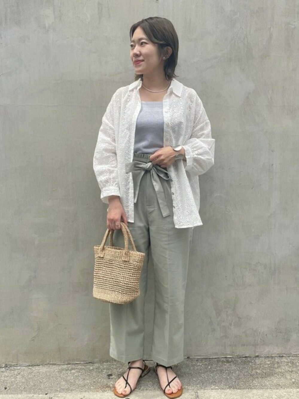 グリーン系のその他パンツ、ホワイト系のシャツ/ブラウスを着用したレディースの春コーディネートの1枚目の写真