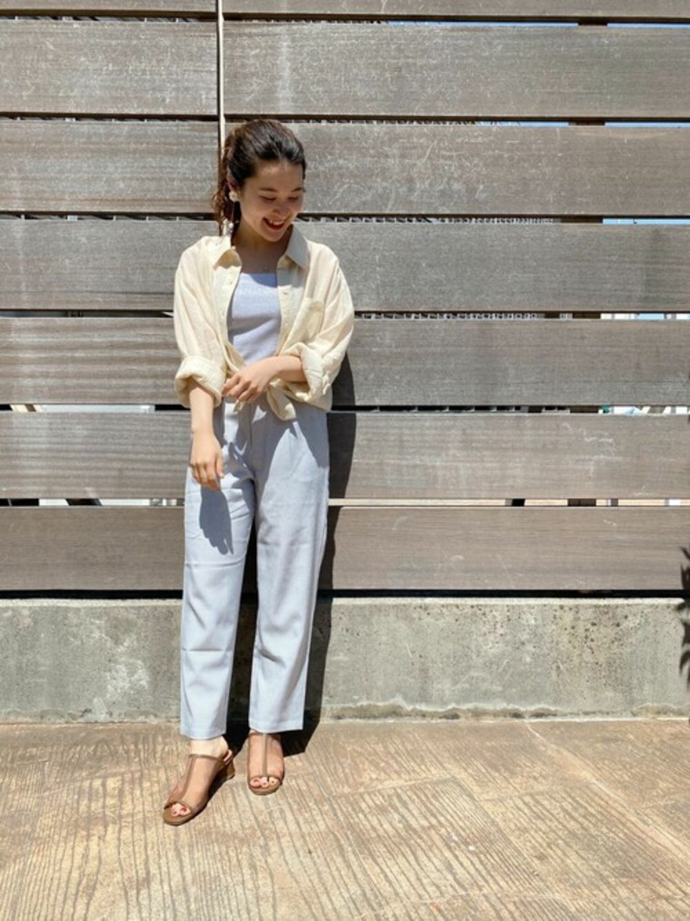 ベージュ系のシャツ/ブラウス、グレー系のその他パンツを着用したレディースの春コーディネートの1枚目の写真