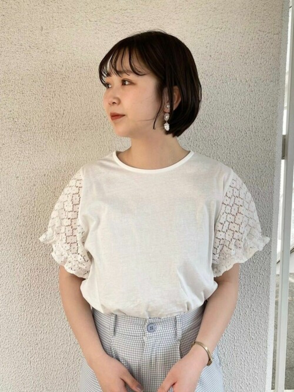 ホワイト系のTシャツ/カットソー、グレー系のその他パンツを着用したレディースの春コーディネートの1枚目の写真