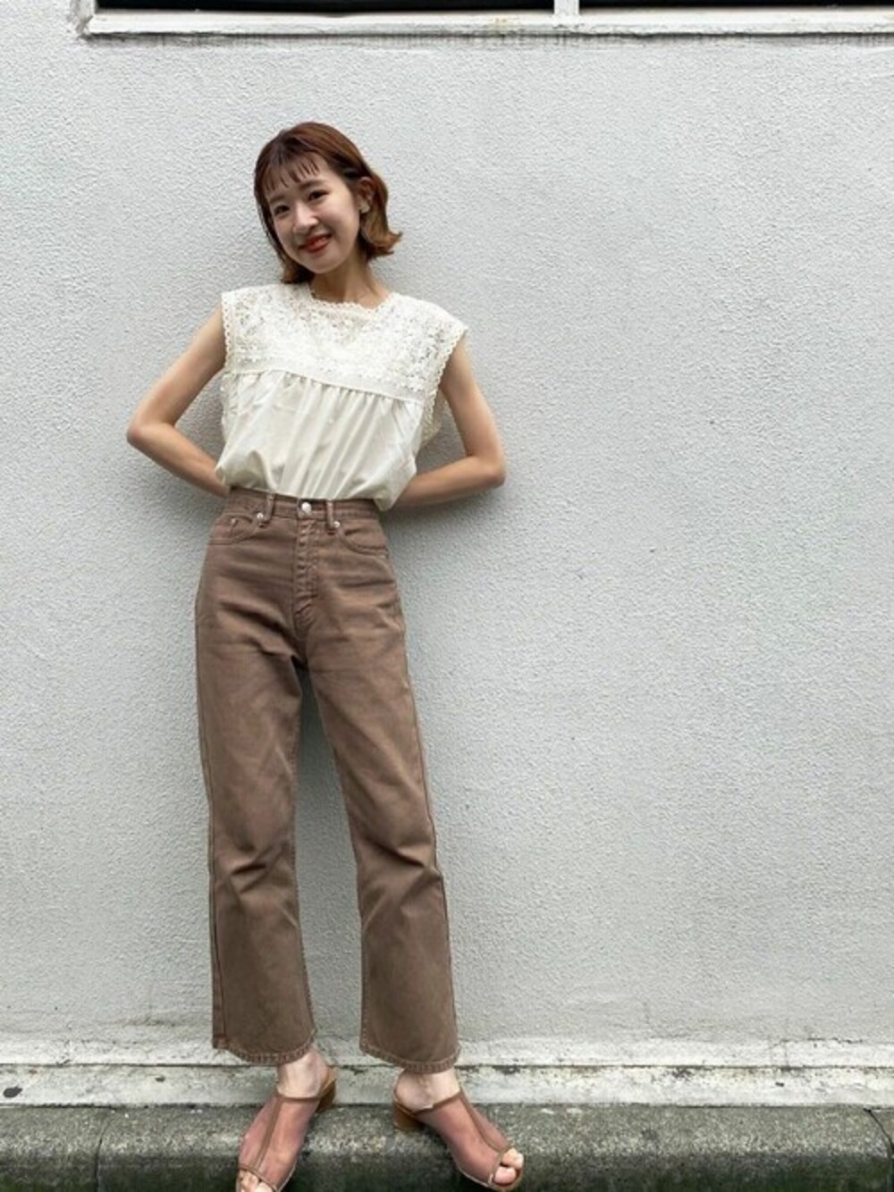 ブラウン系のデニムパンツ、ホワイト系のシャツ/ブラウスを着用したレディースの夏コーディネートの1枚目の写真