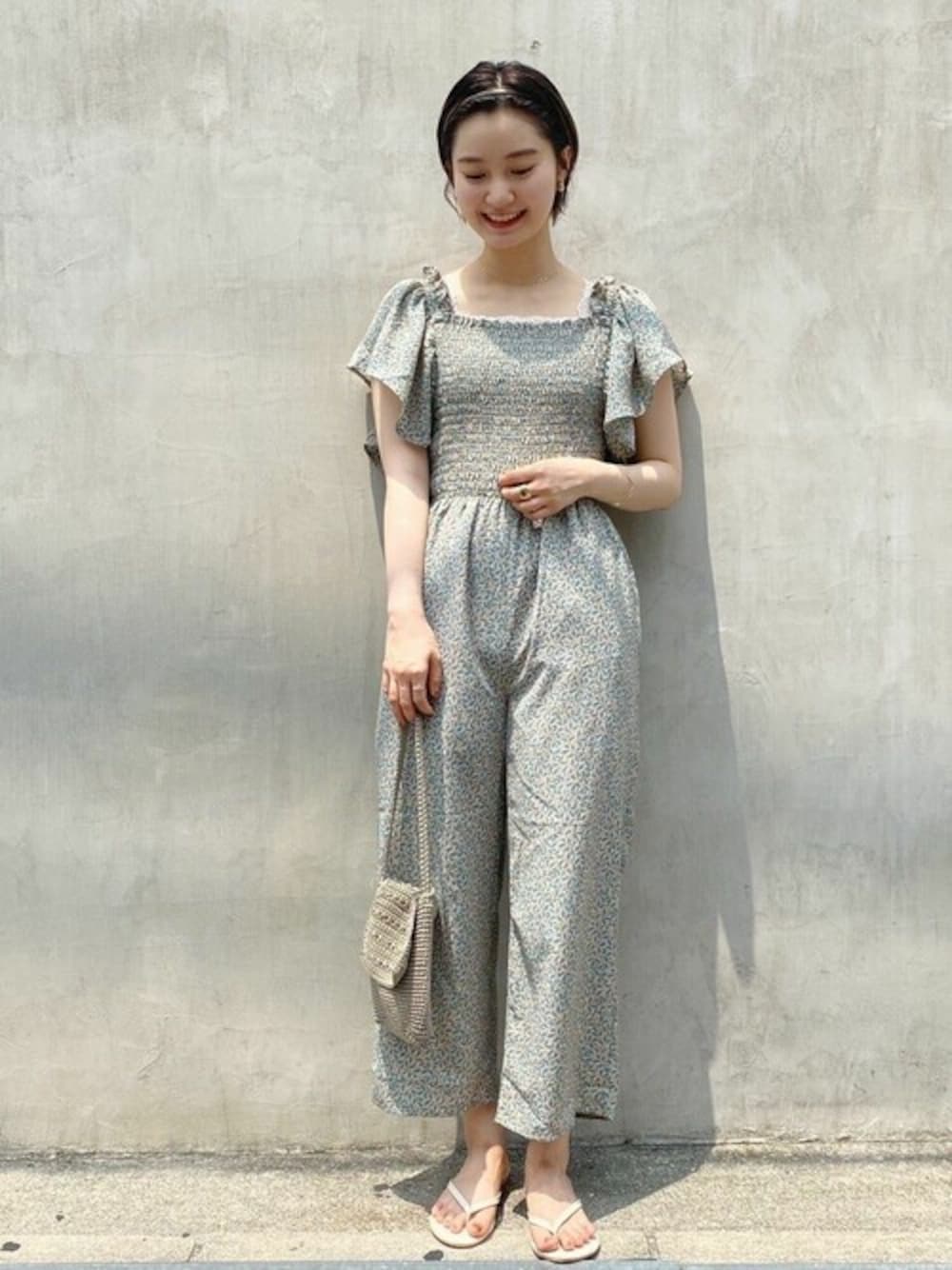 ベージュ系のサロペット/オーバーオール、ゴールド系のネックレス、ゴールド系のバングル/リストバンドを着用したレディースの夏コーディネートの1枚目の写真