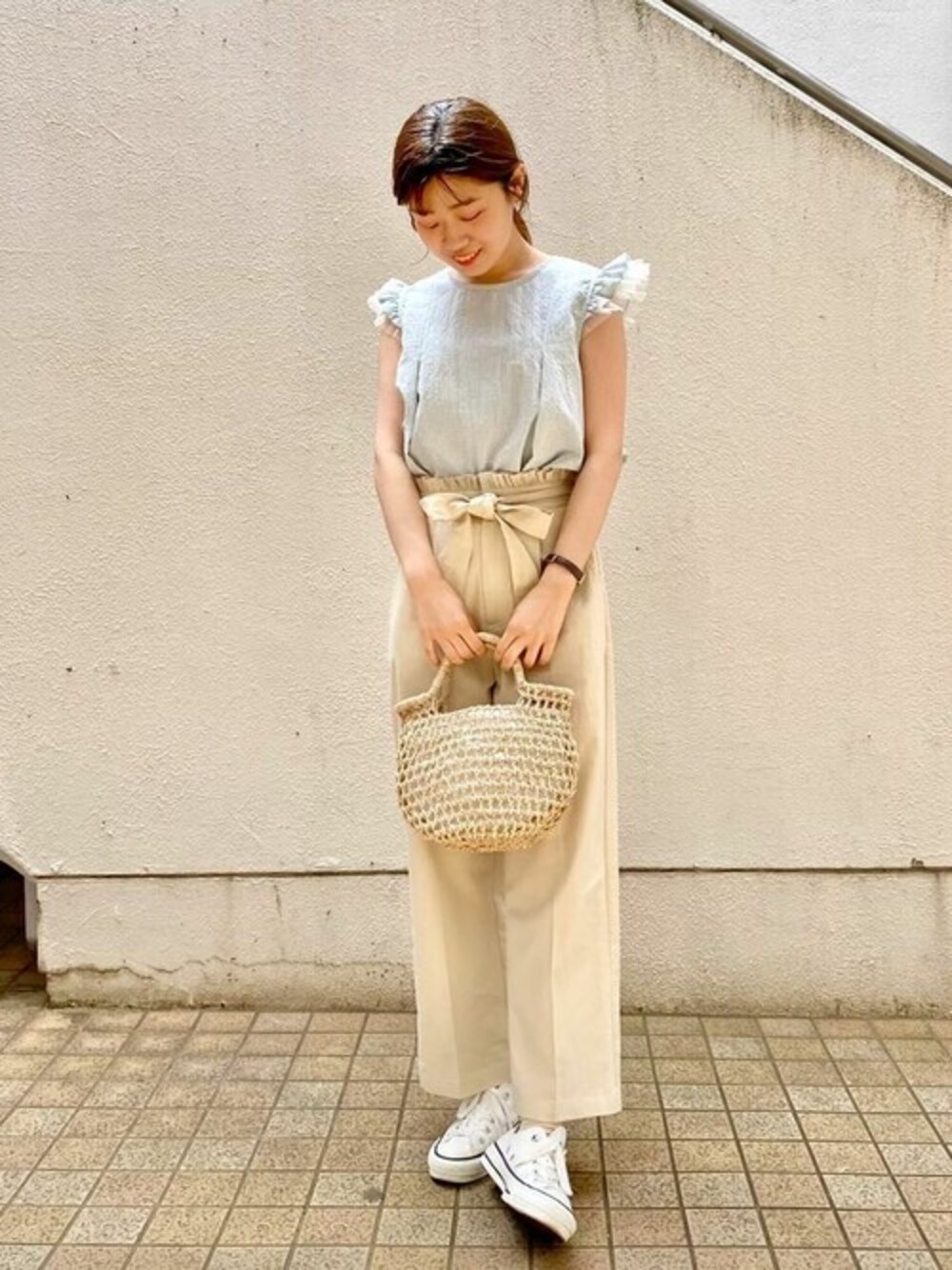 グリーン系のTシャツ/カットソー、ホワイト系のその他パンツを着用したレディースの夏コーディネートの1枚目の写真