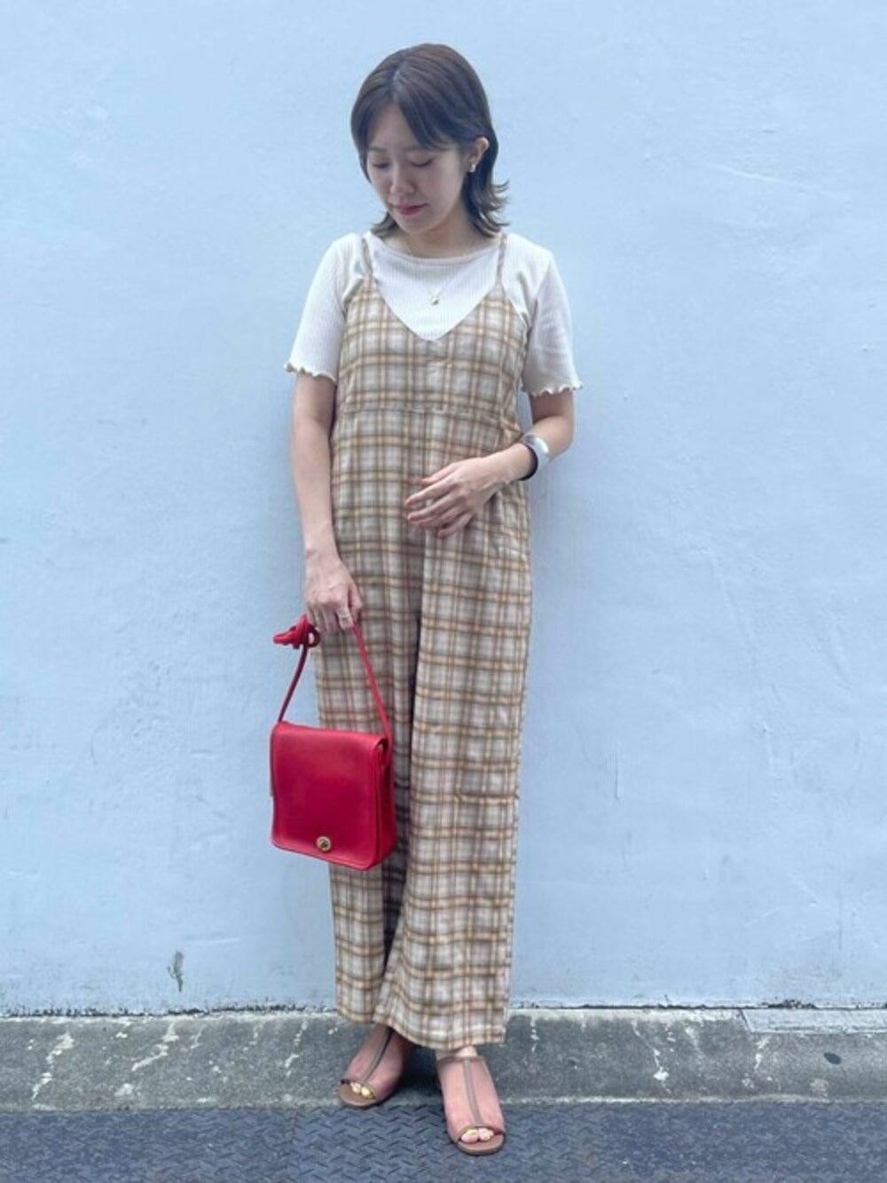 ベージュ系のサロペット/オーバーオールを着用したレディースの夏コーディネートの1枚目の写真