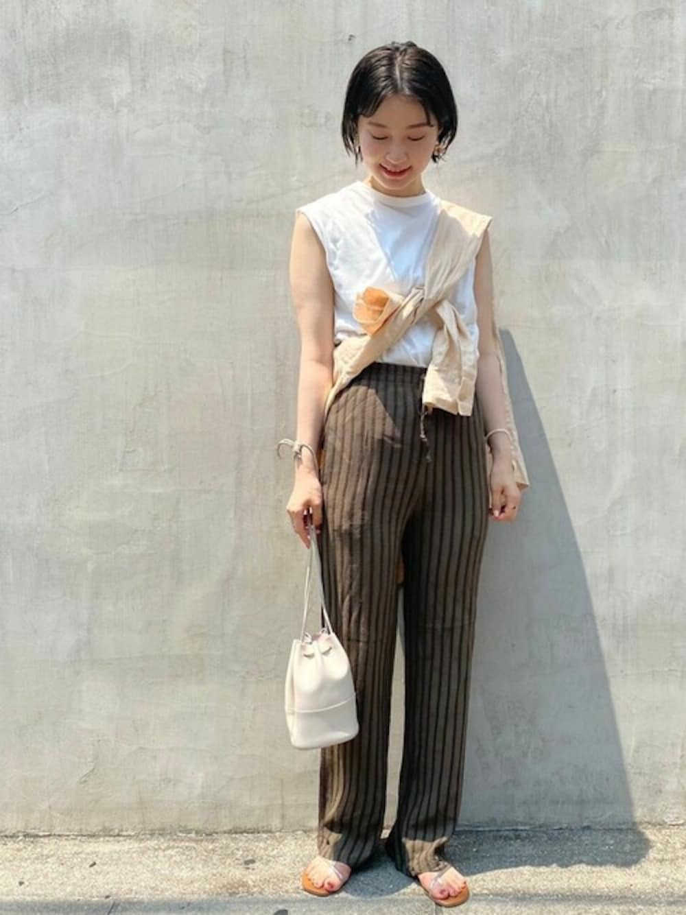 ホワイト系のTシャツ/カットソーを着用したレディースの夏コーディネートの1枚目の写真