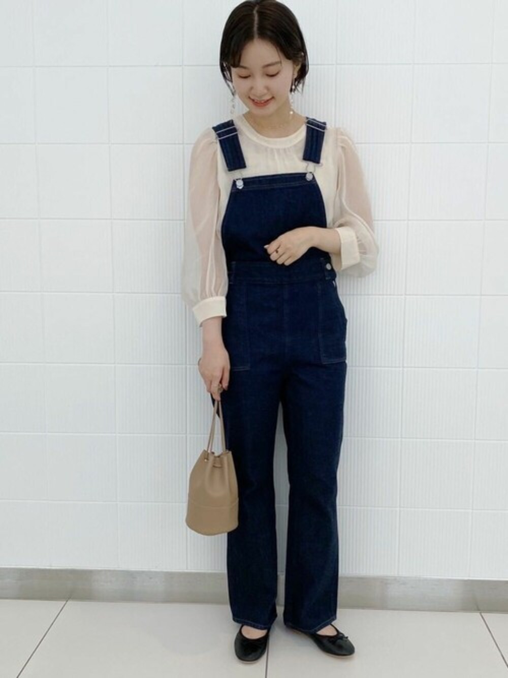 ブルー系のサロペット/オーバーオールを着用したレディースの夏コーディネートの1枚目の写真