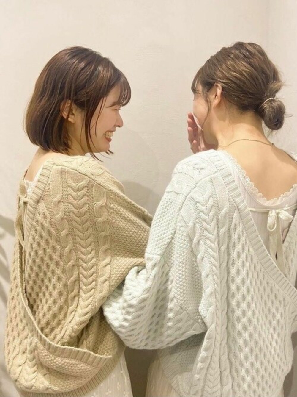 ベージュ系のニット/セーターを着用したレディースの夏コーディネートの1枚目の写真