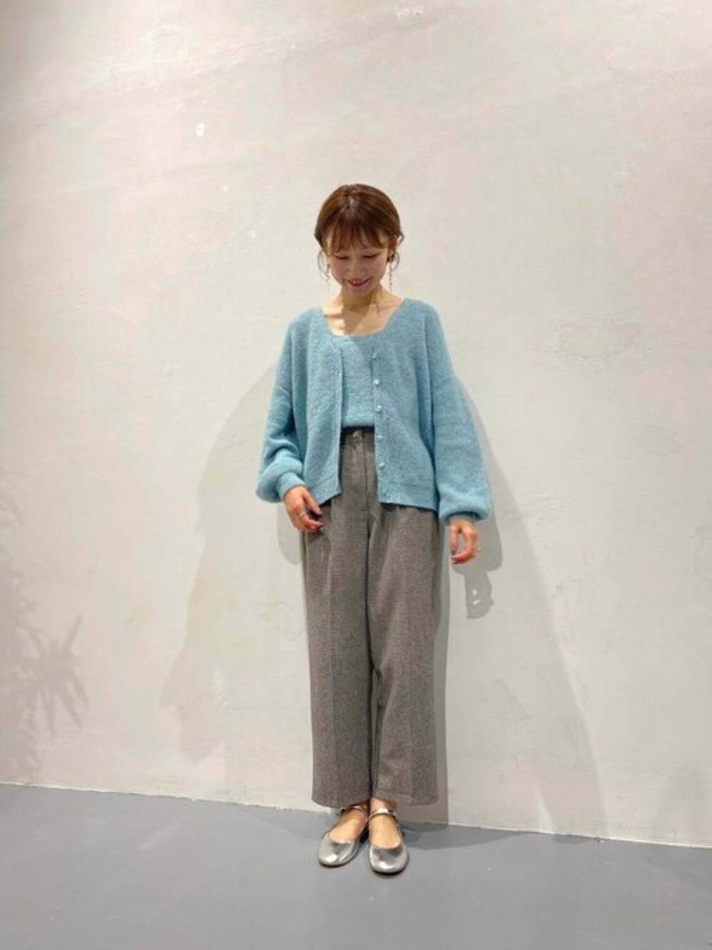 ブルー系のカーディガン/ボレロを着用したレディースの夏コーディネートの1枚目の写真