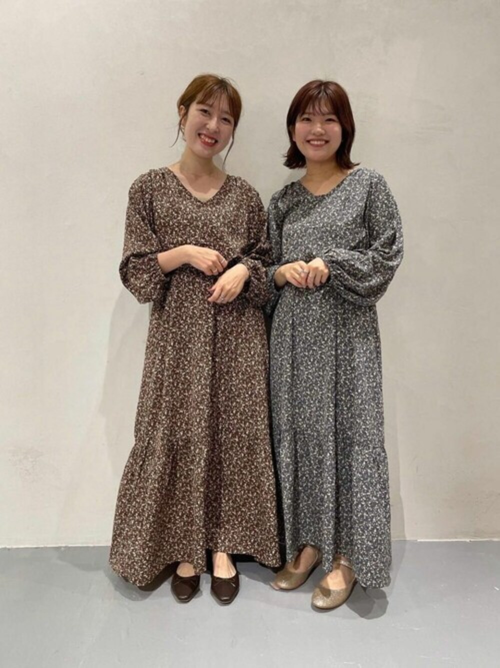 ブラウン系のワンピースを着用したレディースの秋コーディネートの1枚目の写真