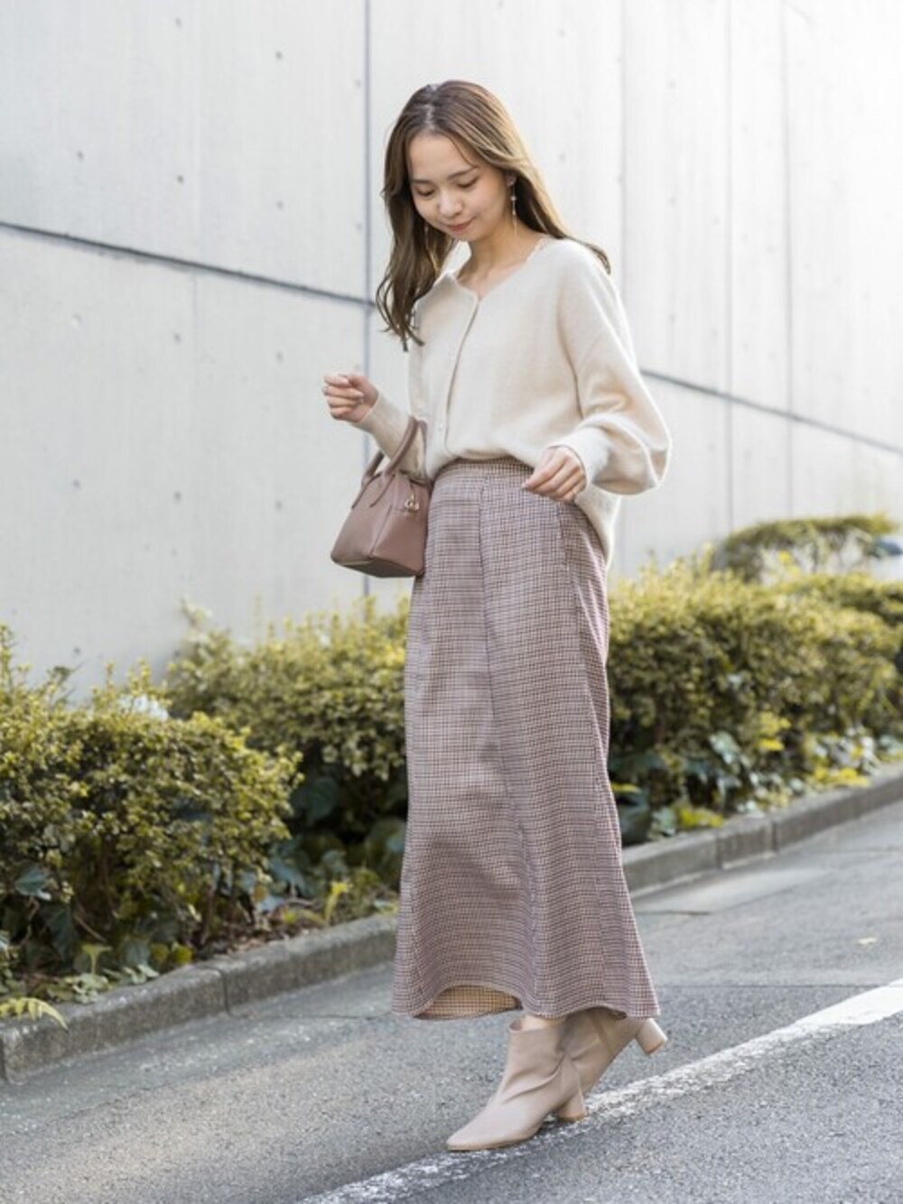 ホワイト系のカーディガン/ボレロ、ブラウン系のブーツを着用したレディースの秋コーディネートの1枚目の写真