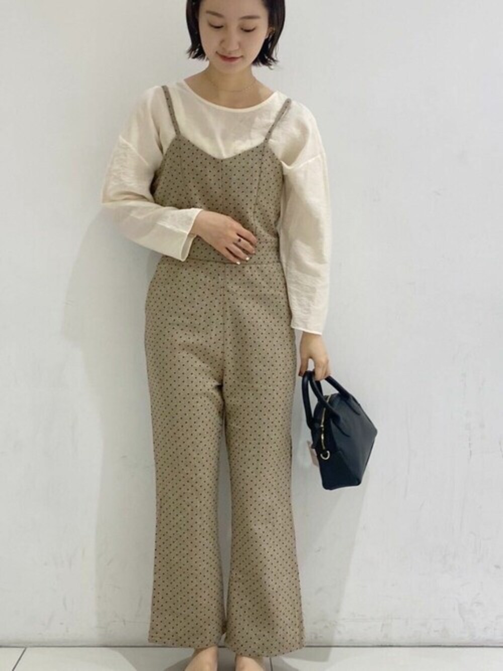 ベージュ系のサロペット/オーバーオール、ベージュ系のTシャツ/カットソーを着用したレディースの秋コーディネートの1枚目の写真