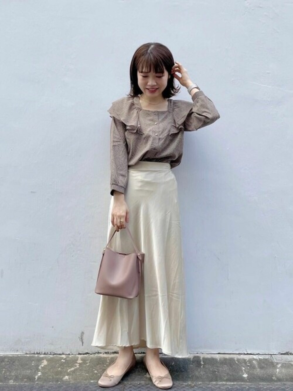 ブラウン系のシャツ/ブラウス、イエロー系のスカートを着用したレディースの秋コーディネートの1枚目の写真