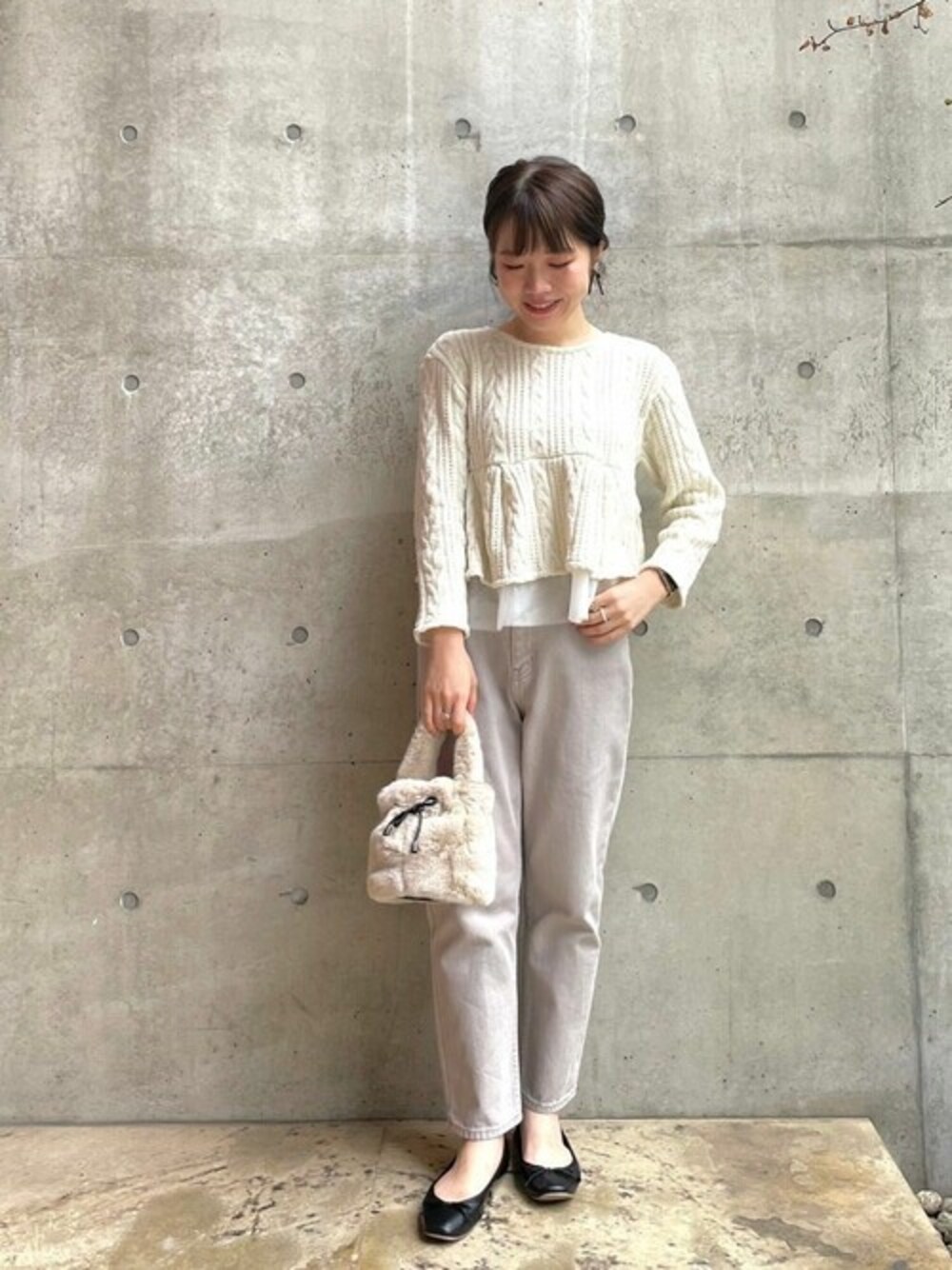 ホワイト系のニット/セーター、ホワイト系のハンドバッグを着用したレディースの秋コーディネートの1枚目の写真