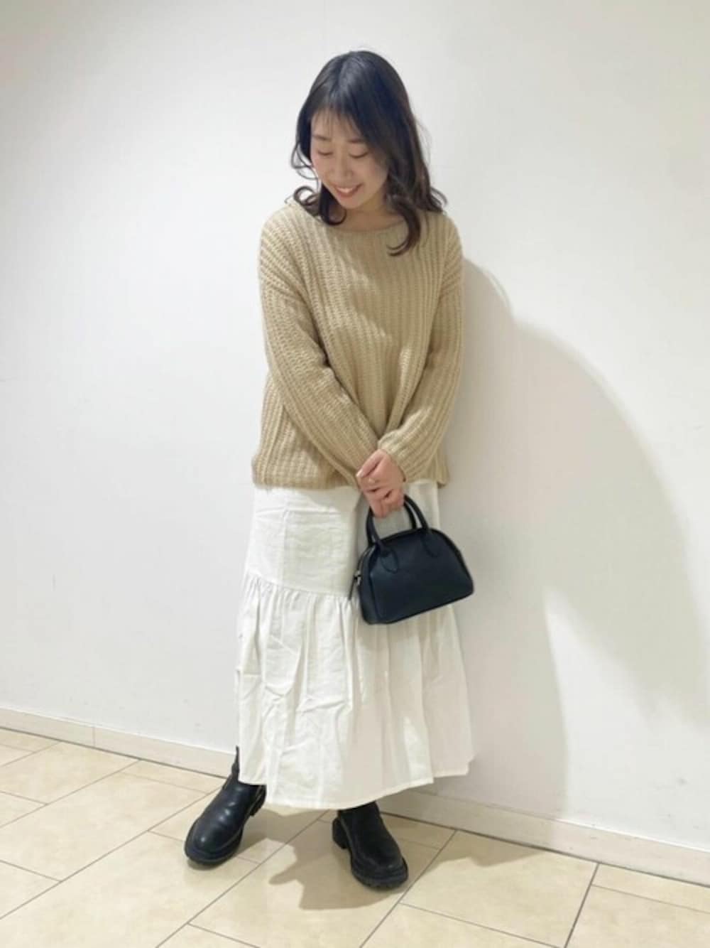 ベージュ系のニット/セーターを着用したレディースの冬コーディネートの1枚目の写真