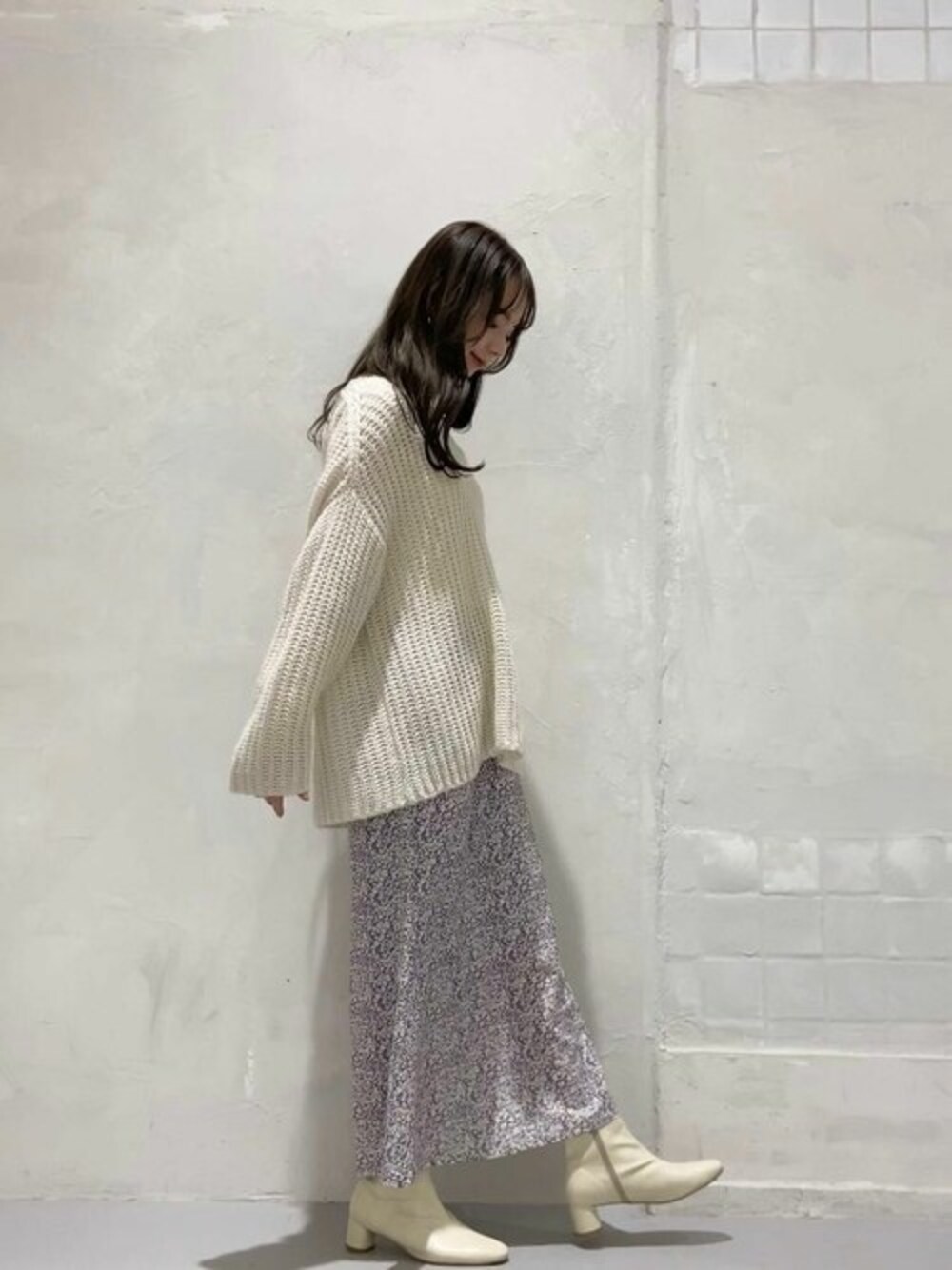 ホワイト系のニット/セーターを着用したレディースの冬コーディネートの1枚目の写真