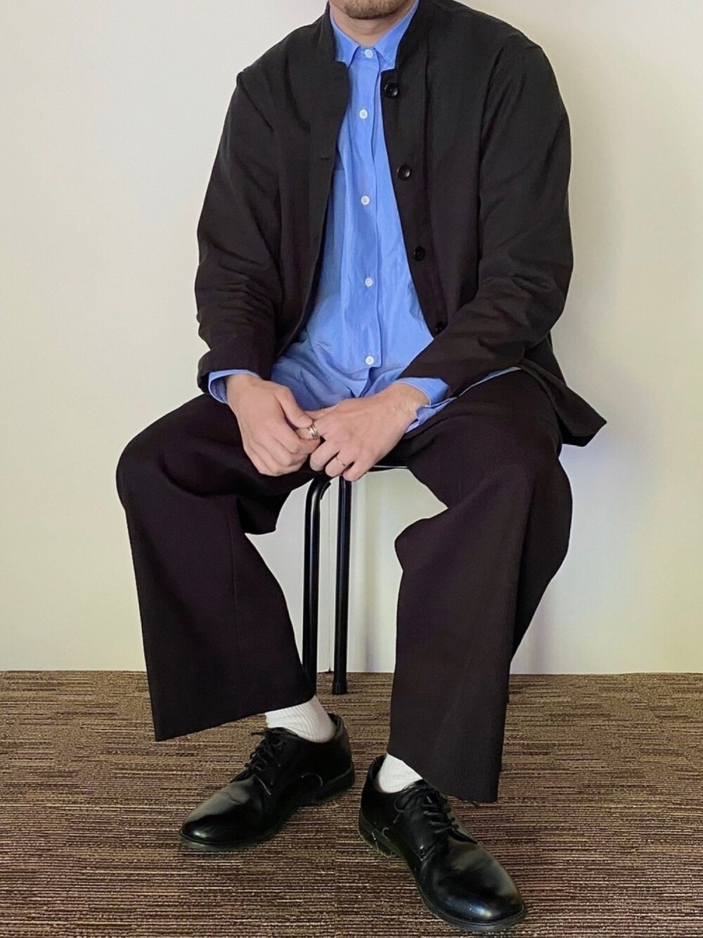 ブラック系のスラックス、ブルー系のシャツ/ブラウス、ブラック系のカバーオールを着用したメンズの春コーディネートの1枚目の写真