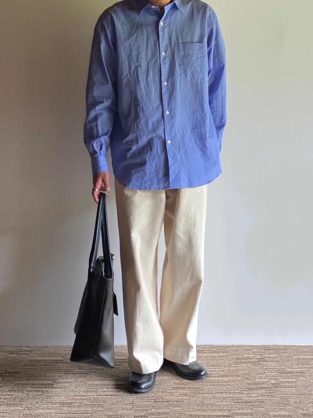 ブルー系のシャツ/ブラウス、ホワイト系のデニムパンツを着用したメンズの夏コーディネートの1枚目の写真