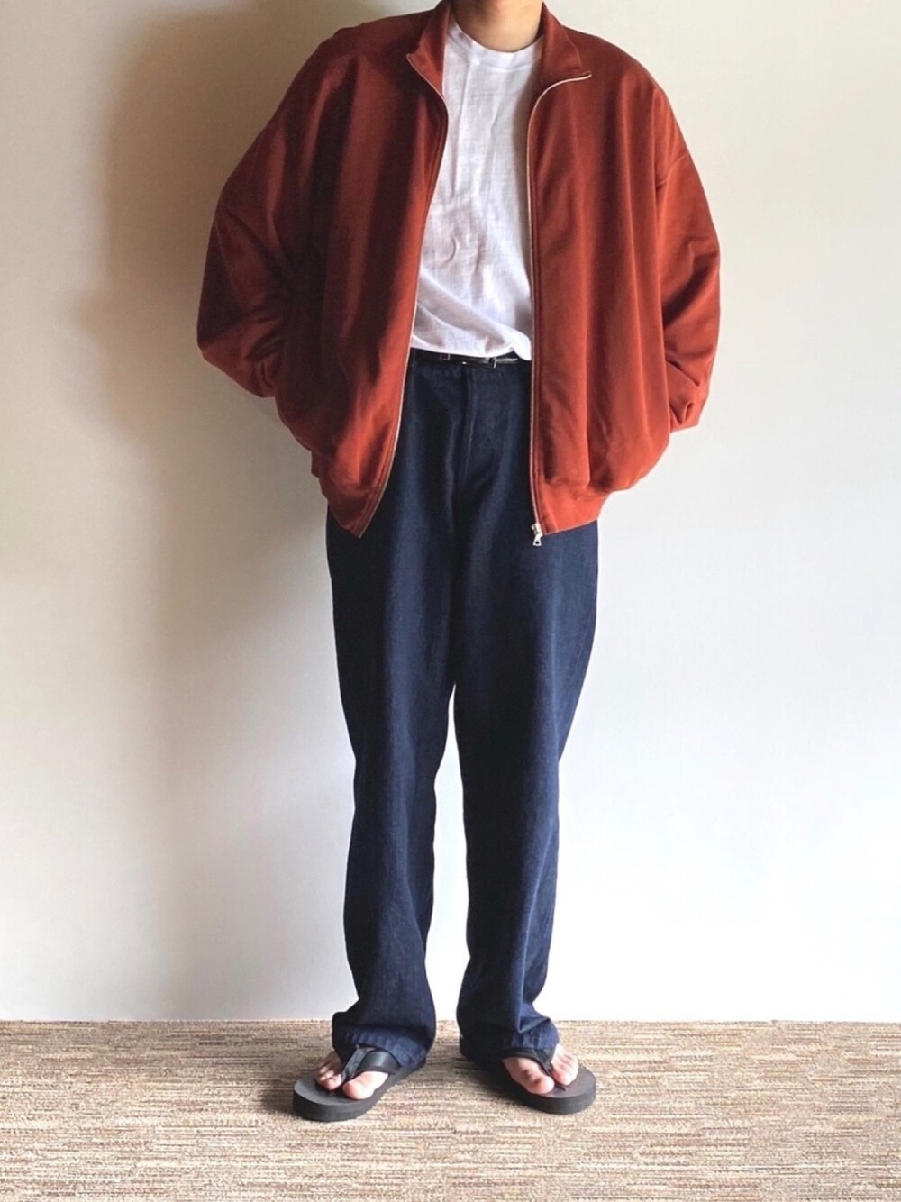 「ビッグシルエット、シンプル、大人カジュアル、ラフスタイル、スウェット、白Tシャツ、デニムトラウザー、デニム、ビーチサンダル」｜「AURALEEのアイテム（ブルゾン、オレンジ系）」を使った、ぎー さん（メンズ・168cm）の夏コーディネートの1枚目の写真