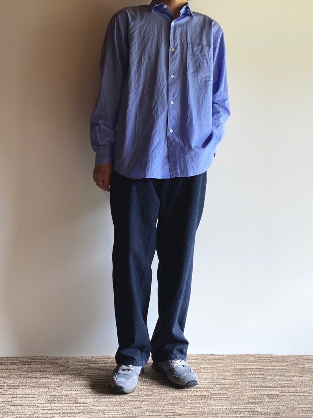 ブルー系のシャツ/ブラウス、ブルー系のデニムパンツ、グレー系のスニーカーを着用したメンズの秋コーディネートの1枚目の写真