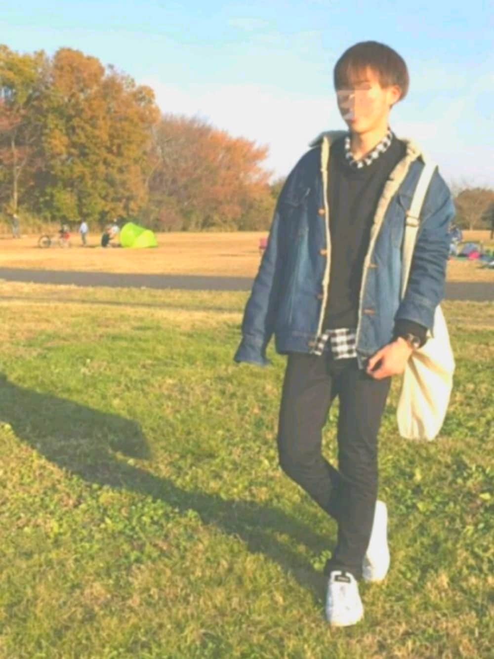 「初投稿、公園、秋冬、黒スキニー、白スニーカー、ボアデニムジャケット、オーバーサイズ」｜「KLASSE14のKLASSE14 Volare Dark Rose（アナログ腕時計、ブラック系）」を使った、hopeさん（メンズ・170cm）の冬コーディネートの1枚目の写真