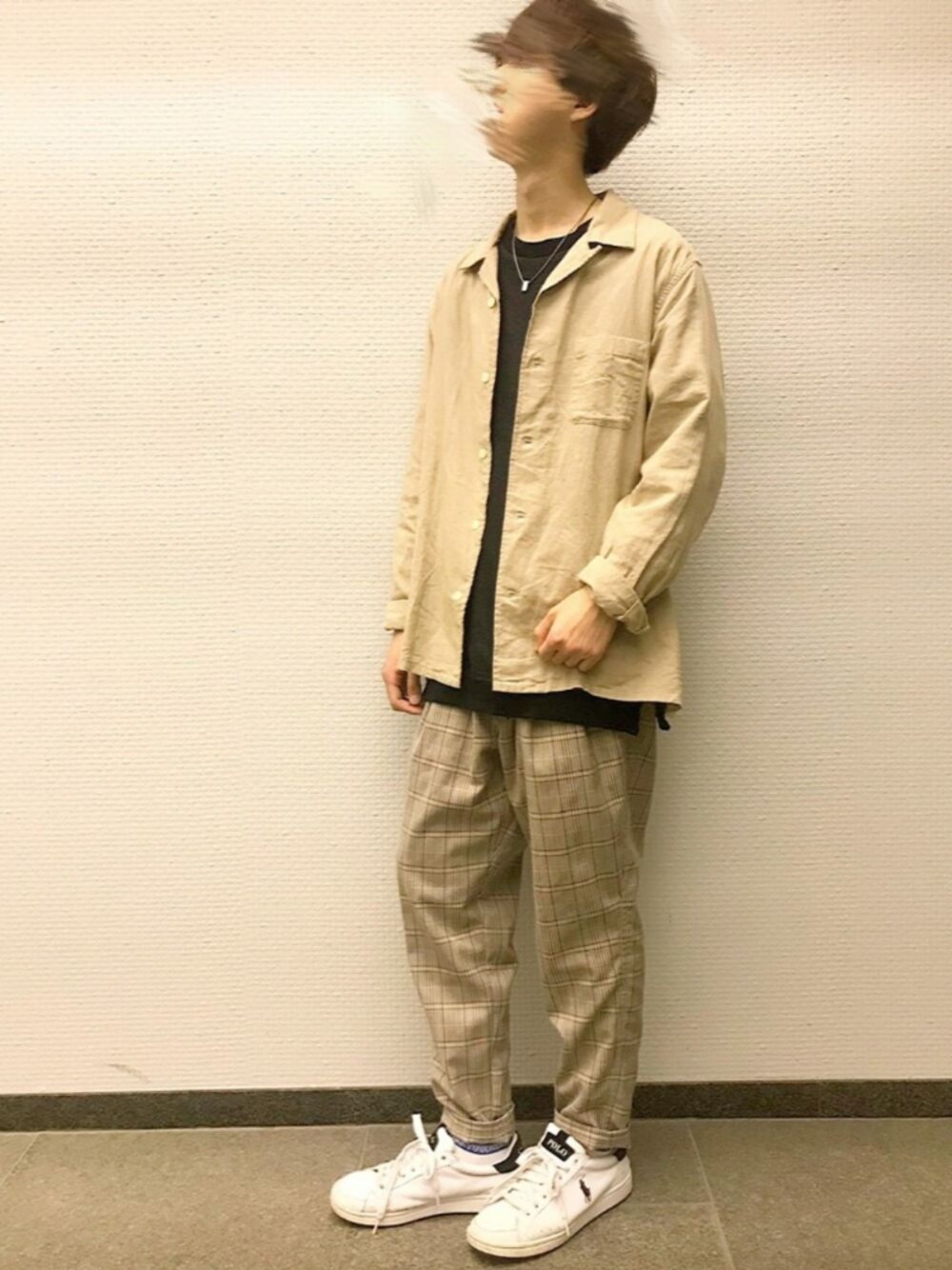 「シンプル、長袖シャツ、ベージュ、オープンカラーシャツ、ゆるコーデ、寒がり、白スニーカー、チェックパンツ、シャツスタイル、ポロラルフローレン」｜「Right-onのスウェードオープンカラー（シャツ/ブラウス、ベージュ系）」を使った、hopeさん（メンズ・168cm）の夏コーディネートの1枚目の写真