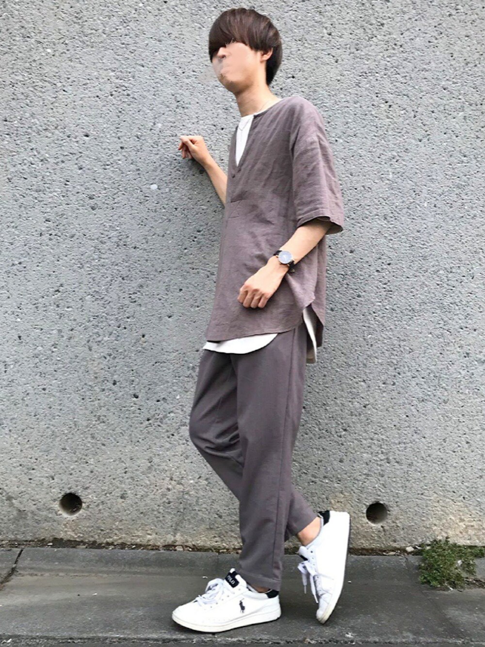 「セットアップ、グレーコーデ、レイヤードスタイル、低身長、白スニーカー、淡い、ビックシルエット、麻、パンツ、スラックス」｜「MONO-MARTのコットンリネンルーズシルエットスキッパーシャツ(1/2 sleeve)（シャツ/ブラウス、グレー系）」を使った、hopeさん（メンズ・168cm）の夏コーディネートの1枚目の写真