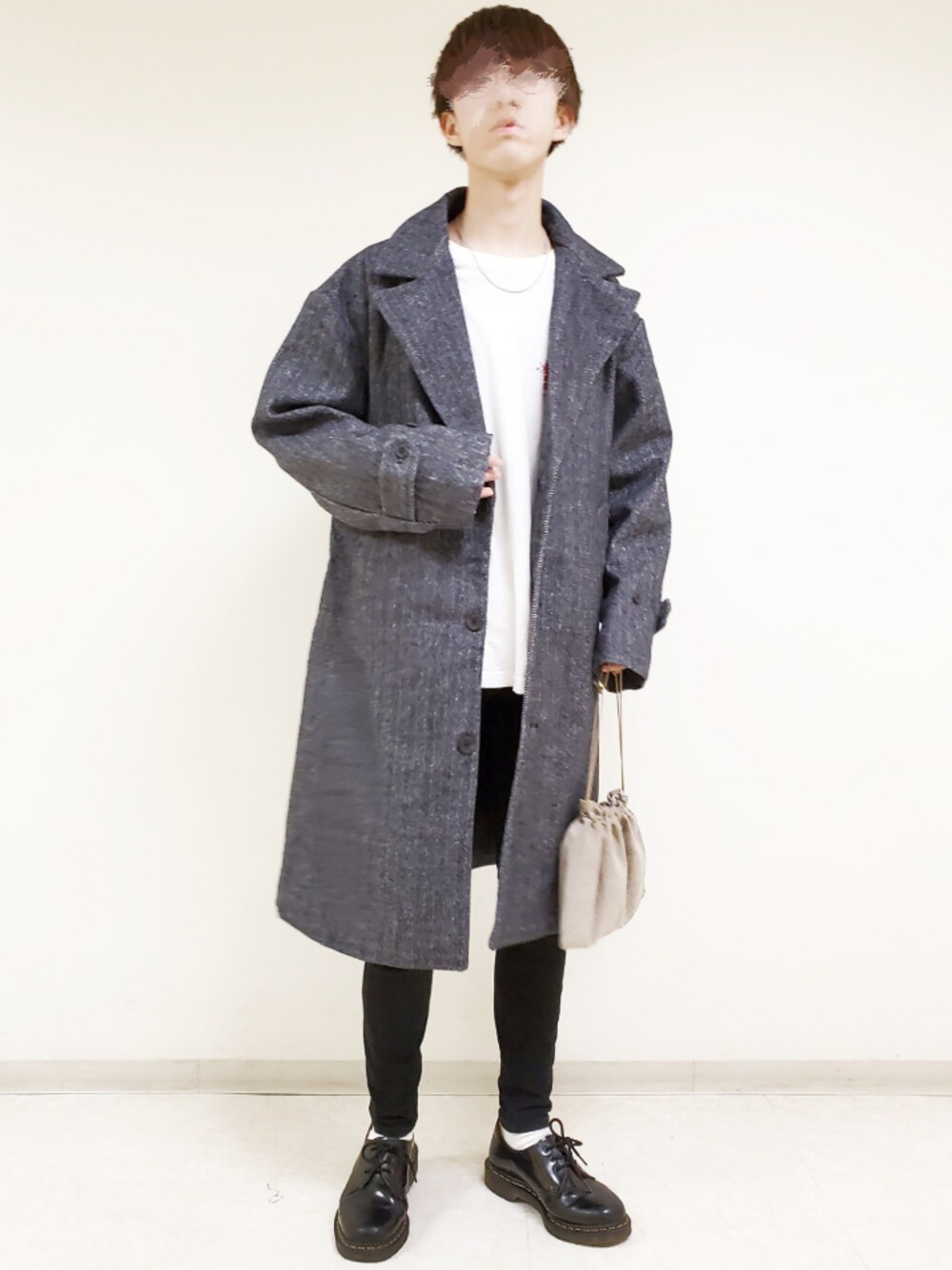 「黒スキニー、巾着、コート、VARG、秋のコーデ、冬コーデ、王道、デート、モテ服、女子ウケ」｜「Dr. Martensの【Dr.Martens / ドクターマーチン】 3 eye shoe（ドレスシューズ、ブラック系）」を使った、hopeさん（メンズ・168cm）の秋コーディネートの1枚目の写真