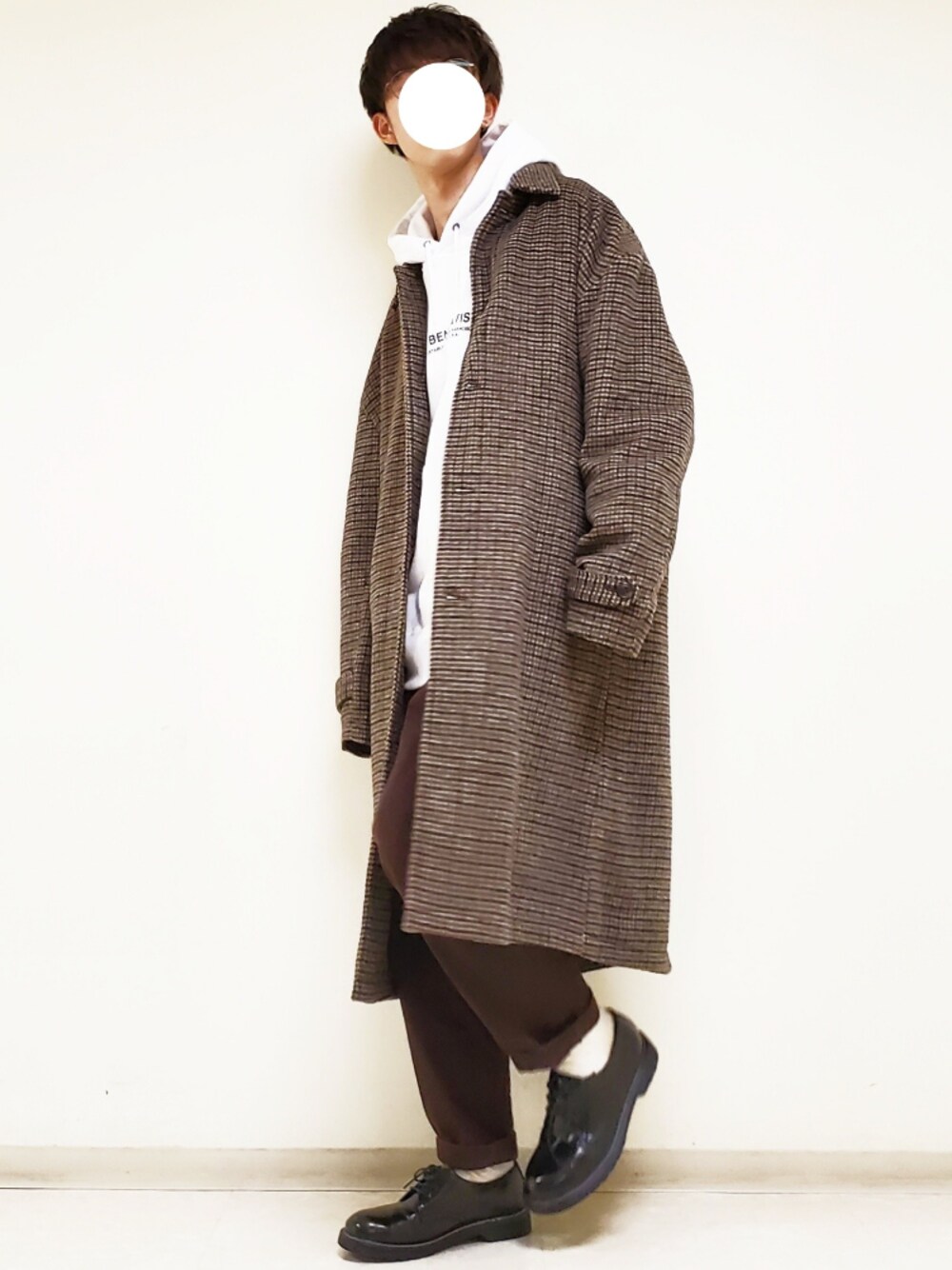 「チェックコート、トレンド、2020ss、年末WEAR感謝祭、低身長コーデ、VARG、秋冬コーデ、ブラウン、ステンカラーコート、パーカー」｜「VARGのアイテム（ジャケット/アウター、ベージュ系）」を使った、hopeさん（メンズ・168cm）の冬コーディネートの1枚目の写真