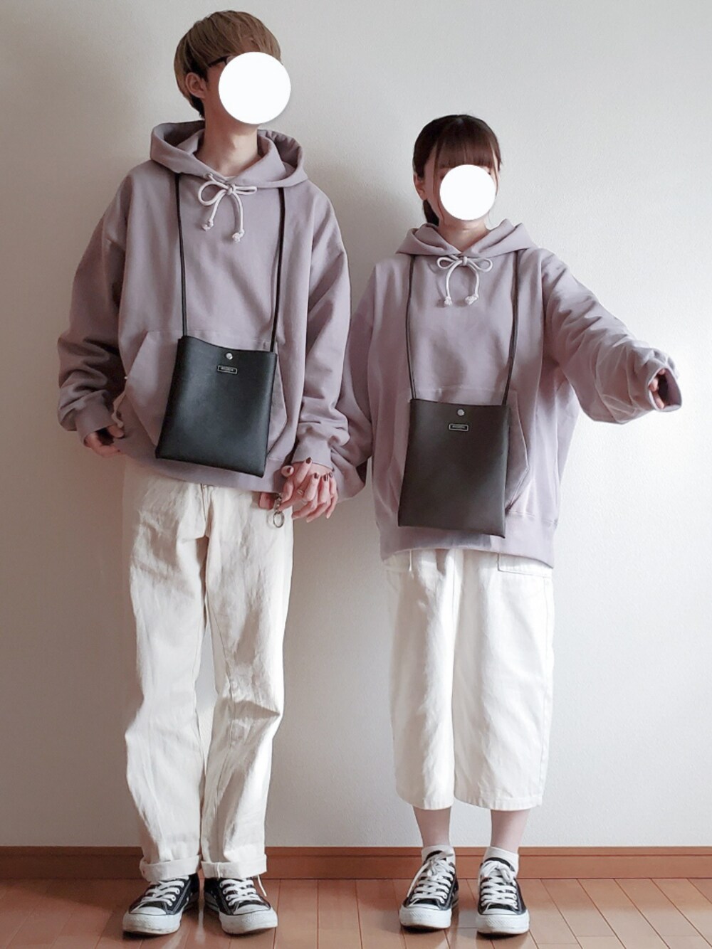 「白パンツ、ゆるコーデ、モノトーン、コンバース、ビックシルエット、プチプラ、低身長、カップルコーデ、おそろいコーデ、休日スタイル」｜「CONVERSEのCONVERSE CV AS STITCH OX (コンバース スティッチ ローカット)(Black)(Unisex)(スニーカー)（スニーカー、ブラック系）」を使った、hopeさん（メンズ・168cm）の春コーディネートの1枚目の写真