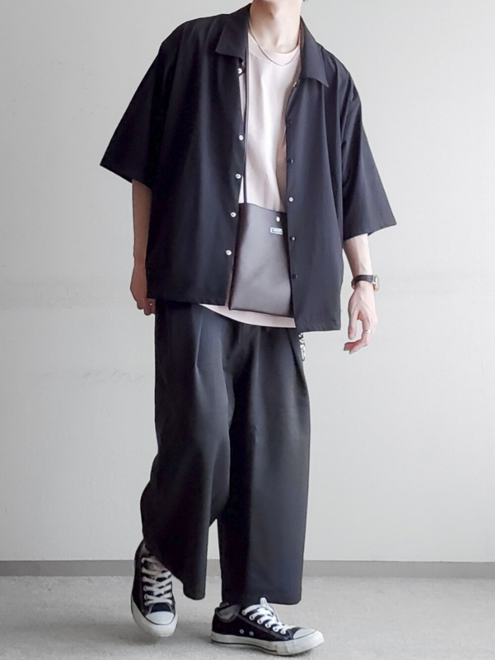 「ワイドパンツ、プチプラ、モノトーン、セットアップ、ゆるコーデ、低身長、部屋撮り、スニーカー、ピンク、休日スタイル」｜「VARGのアイテム（トップス、ブラック系）」を使った、hopeさん（メンズ・168cm）の春コーディネートの1枚目の写真