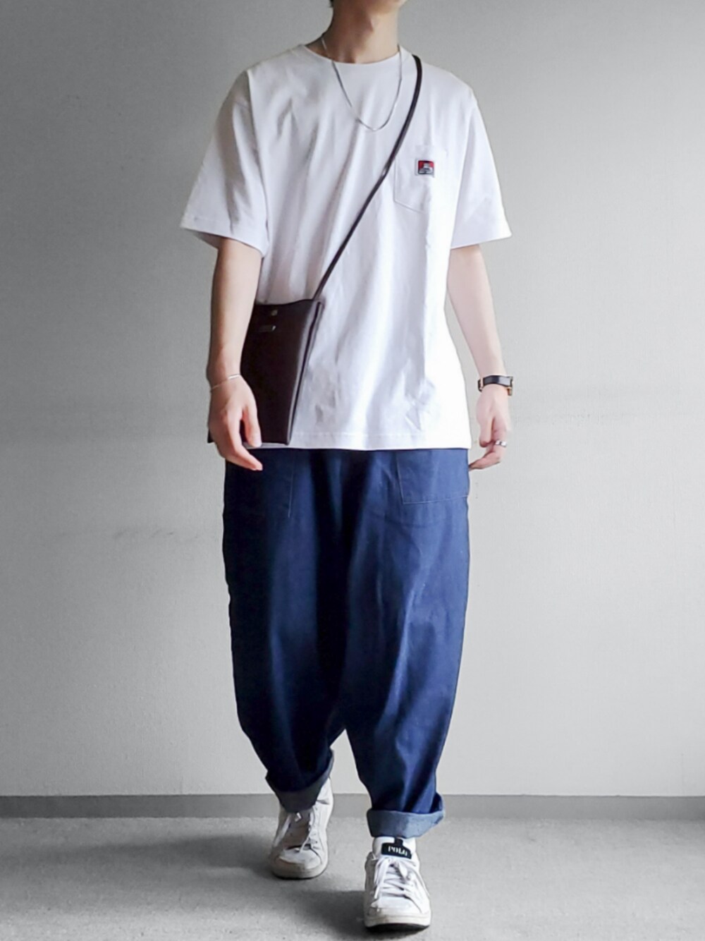 「BEN DAVIS、ホワイト、シンプルコーデ、ビッグシルエット、低身長、ゆるコーデ、ワイドパンツ、デニムパンツ、レザーバッグ、白スニーカー」｜「POLO RALPH LAURENの[ POLO RALPH LAUREN / ポロ ラルフ ローレン ] QUILTON スニーカー（スニーカー、ホワイト系）」を使った、hopeさん（メンズ・168cm）の春コーディネートの1枚目の写真