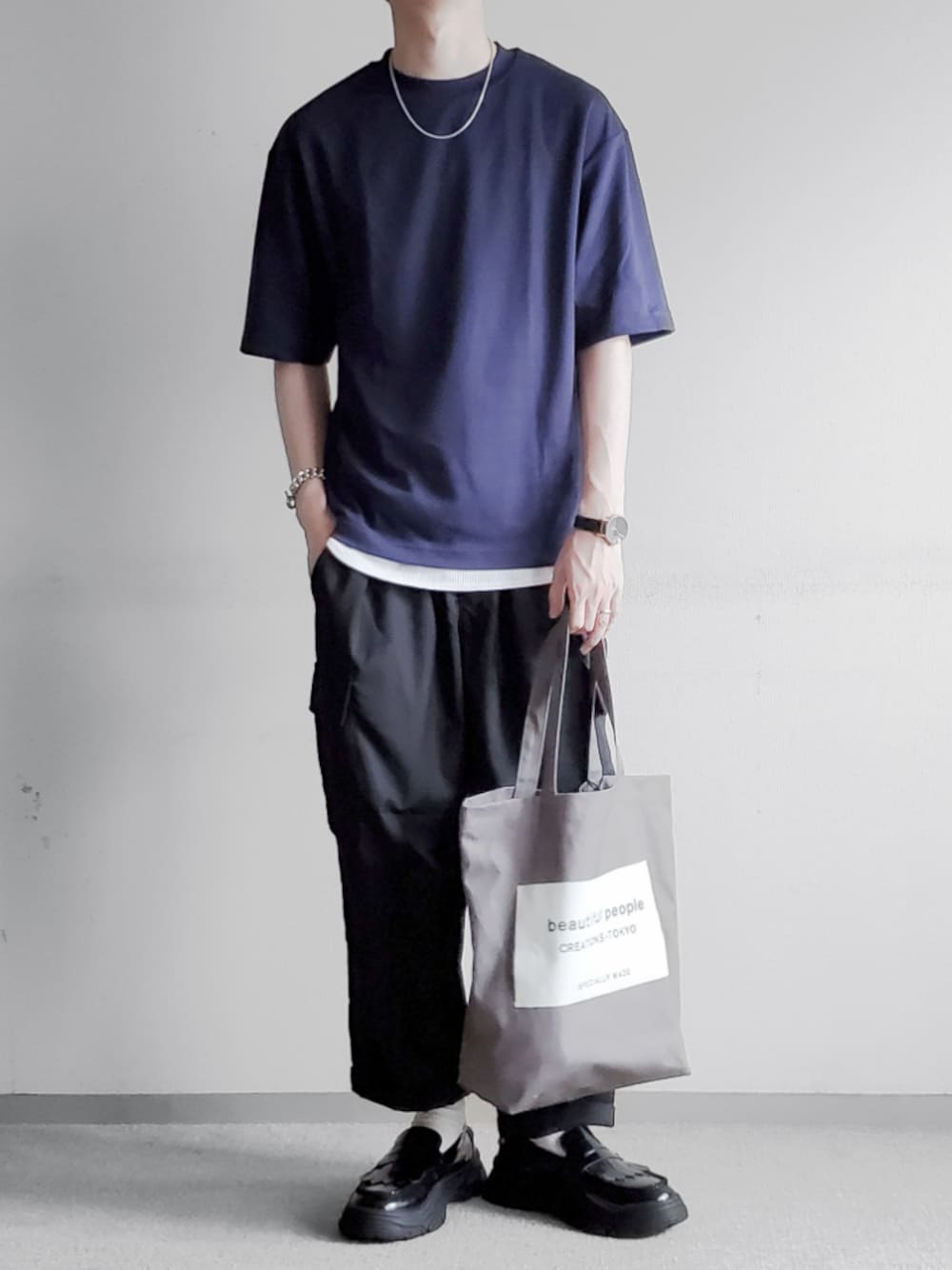 ブルー系のTシャツ/カットソー、ホワイト系のタンクトップ、ブラック系のパンツを着用したメンズの夏コーディネートの1枚目の写真