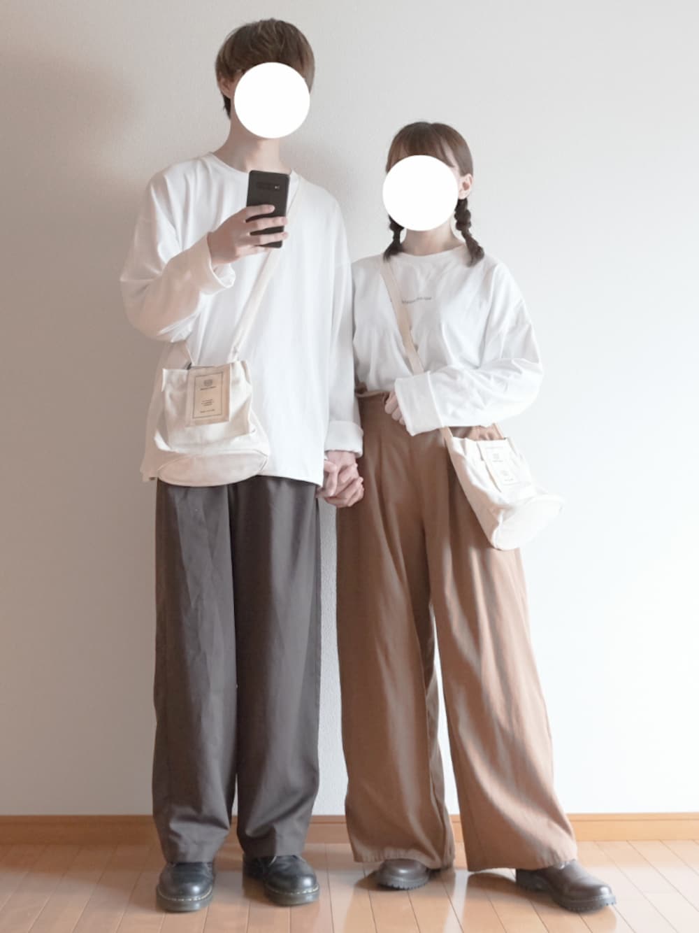 「ペアルックコーデ、ロンT、巾着バッグ、白Tシャツ、ワイドパンツ、ブラウンパンツ、ベージュパンツ、革靴、タックイン、remer」｜「CREARE -LINO-の地球儀ロングTEE（Tシャツ/カットソー、ホワイト系）」を使った、hopeさん（メンズ・168cm）の秋コーディネートの1枚目の写真