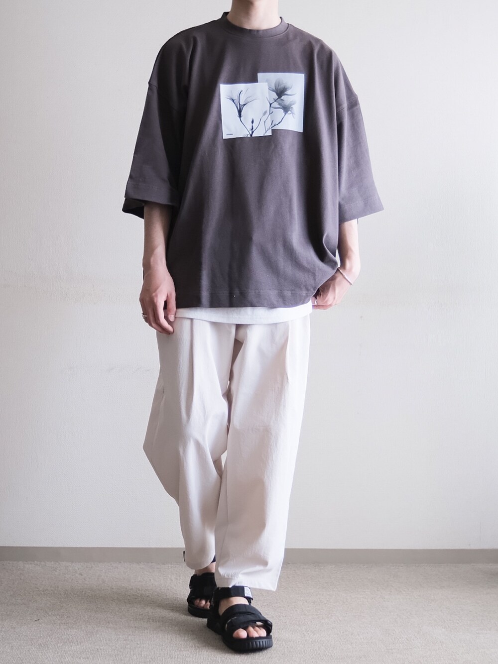 「これが私をアゲる服、シンプルコーデ、休日コーデ、低身長コーデ、春コーデ、トレンド、白パンツ、サンダル、shiki tokyo、プリントT」｜「shiki tokyoのOVERSIZED MODE PRINT TEE / オーバーサイズモードプリントTシャツ（Tシャツ/カットソー、グレー系）」を使った、hopeさん（メンズ・168cm）の春コーディネートの1枚目の写真