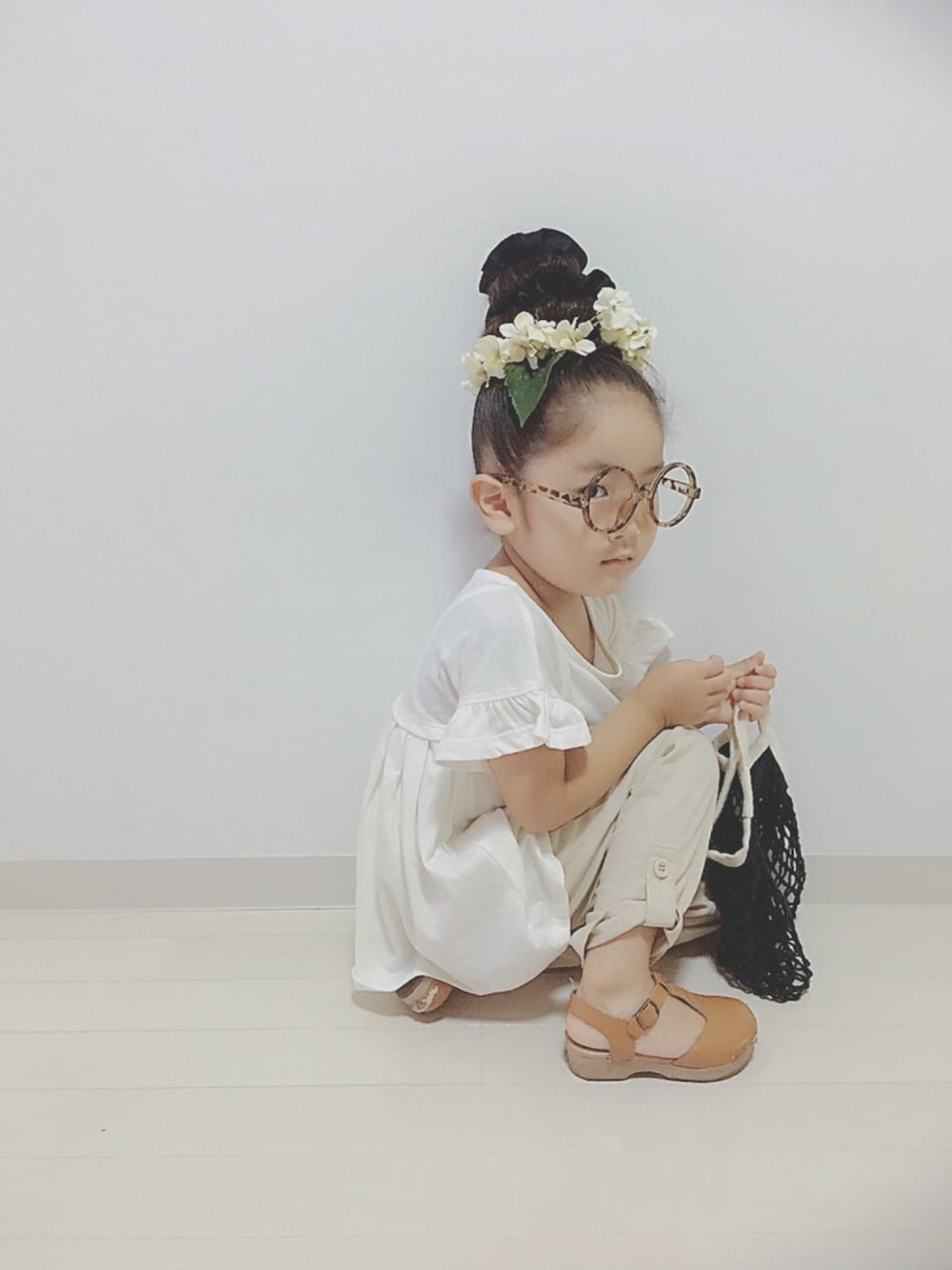「キッズコーデ、おんなのこ、浴衣前、フリル、GAP、リネン、リネンパンツ、白コーデ、サボ」｜「GAPのGap プリーツフリル キーホールトップス（Tシャツ/カットソー、ホワイト系）」を使った、* 𝚝𝚘𝚛𝚒𝚌𝚘𝚝*さん（キッズ・100cm）の夏コーディネートの1枚目の写真