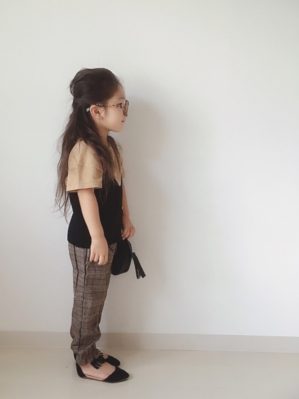 「キッズコーデ、おんなのこ、大人コーデ、グレンチェック、重ね着風、ニット、韓国子供服、ポシェット、スウェード、茶色」｜「AZUL by moussyのキャミレイヤード 半袖ニットPO（ニット/セーター、ブラック系）」を使った、* 𝚝𝚘𝚛𝚒𝚌𝚘𝚝*さん（キッズ・100cm）の秋コーディネートの1枚目の写真