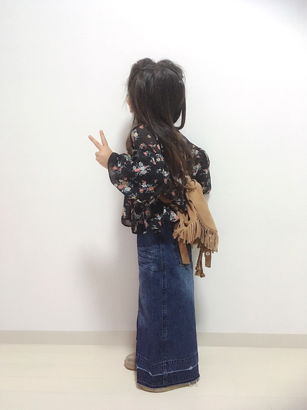 「ラブアンドピース2017、キッズコーデ、おんなのこ、秋コーデ、花柄、ワイドパンツ、バギーパンツ、リュック、スウェード、フリンジ」｜「AZUL by moussyのフラワー柄シフォンブラウス（Tシャツ/カットソー、ブラック系）」を使った、* 𝚝𝚘𝚛𝚒𝚌𝚘𝚝*さん（キッズ・100cm）の秋コーディネートの1枚目の写真
