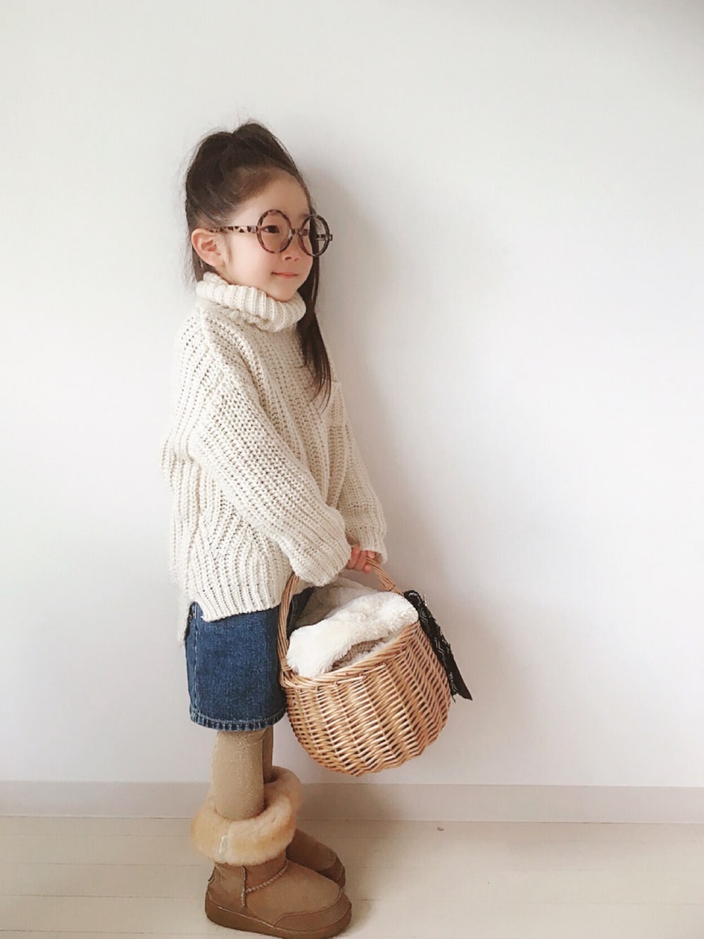 「キッズコーデ、おんなのこ、ざっくりニット、デニムスカート、ZARA、ムートンブーツ、ファー小物、かごバッグ、ラメタイツ」｜「ZARAのアイテム（ニット/セーター、ホワイト系）」を使った、* 𝚝𝚘𝚛𝚒𝚌𝚘𝚝*さん（キッズ・100cm）の冬コーディネートの1枚目の写真