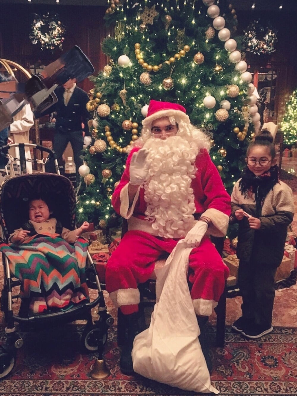 「キッズコーデ、おんなのこ、姉妹、キルティング、ボア、サロペット、チェックマフラー、bugaboo、Missoni、サンタクロース」｜「petit mainのボア切替キルティングライナーコート（ダウンジャケット/コート、グリーン系）」を使った、* 𝚝𝚘𝚛𝚒𝚌𝚘𝚝*さん（キッズ・110cm）の冬コーディネートの1枚目の写真