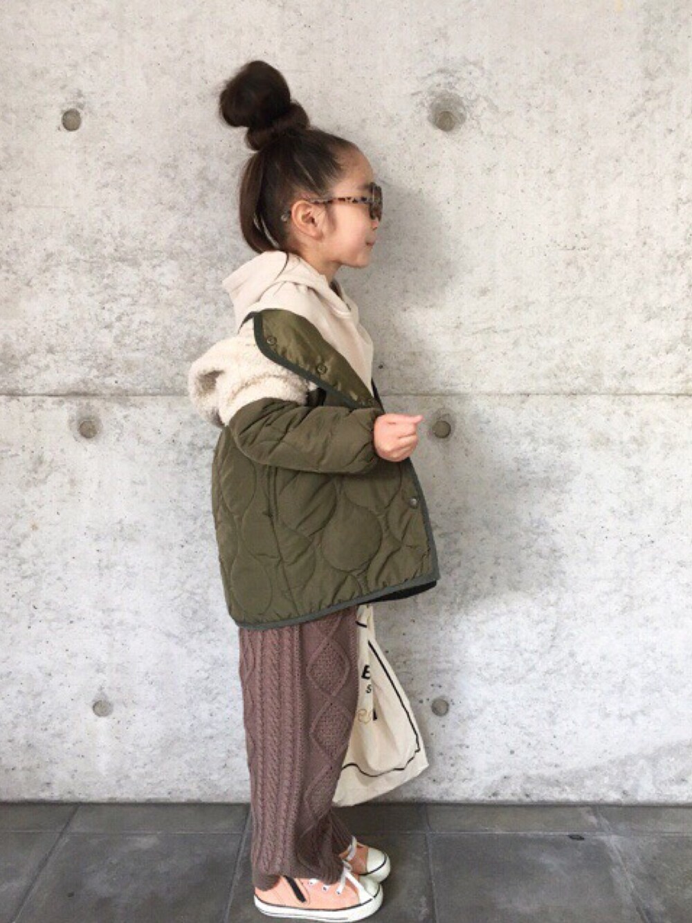 「冬アウター着回しチャレンジ、キッズコーデ、おんなのこ、ボア、キルティング、パーカー、ニットサロペット、スニーカー、トートバッグ」｜「petit mainのボア切替キルティングライナーコート（ダウンジャケット/コート、グリーン系）」を使った、* 𝚝𝚘𝚛𝚒𝚌𝚘𝚝*さん（キッズ・110cm）の冬コーディネートの1枚目の写真