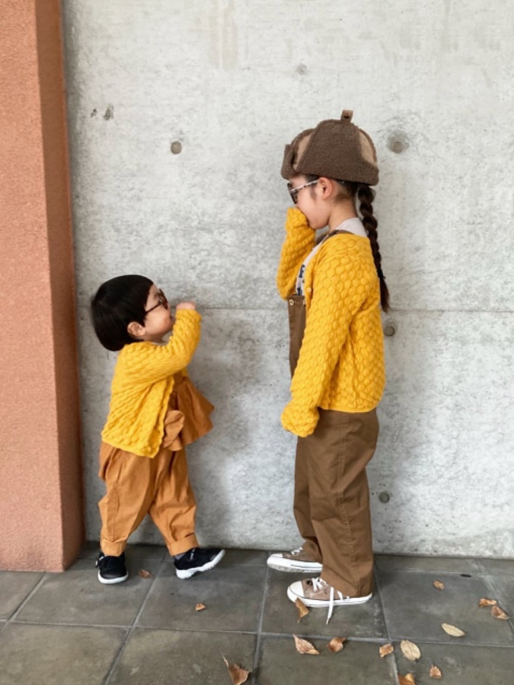 「年末WEAR感謝祭、姉妹コーデ、フライトキャップ、オーバーオール、キッズコーデ、おんなのこ、スニーカー、folkmade、ティピーコーデ、めがね」｜「UNIVERSAL OVERALLの【UNIVERSAL OVERALL/ユニバーサルオーバーオール】サロペット（サロペット/オーバーオール、ブラウン系）」を使った、* 𝚝𝚘𝚛𝚒𝚌𝚘𝚝*さん（キッズ・110cm）の冬コーディネートの1枚目の写真