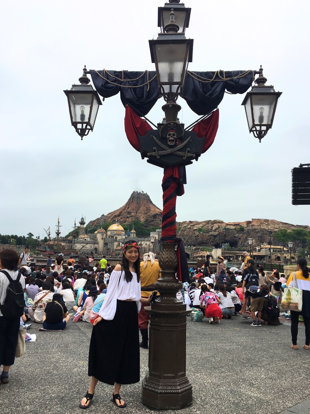 ホワイト系のシャツ/ブラウス、ブラック系のスラックス、ブラック系のサンダルを着用したレディースの冬コーディネートの1枚目の写真