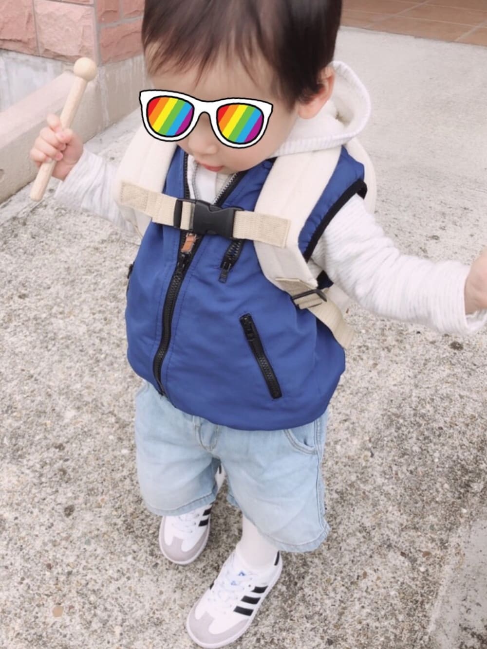 「シンプル、男の子コーデ、1歳5ヶ月、冬服コーデ、タイツ、スニーカーコーデ、アディダス、ユニクロ、H&M、プチプラ」｜「ZARA KIDSのアイテム（デニムパンツ、ブルー系）」を使った、k☆☆☆さん（キッズ・90cm）の冬コーディネートの1枚目の写真