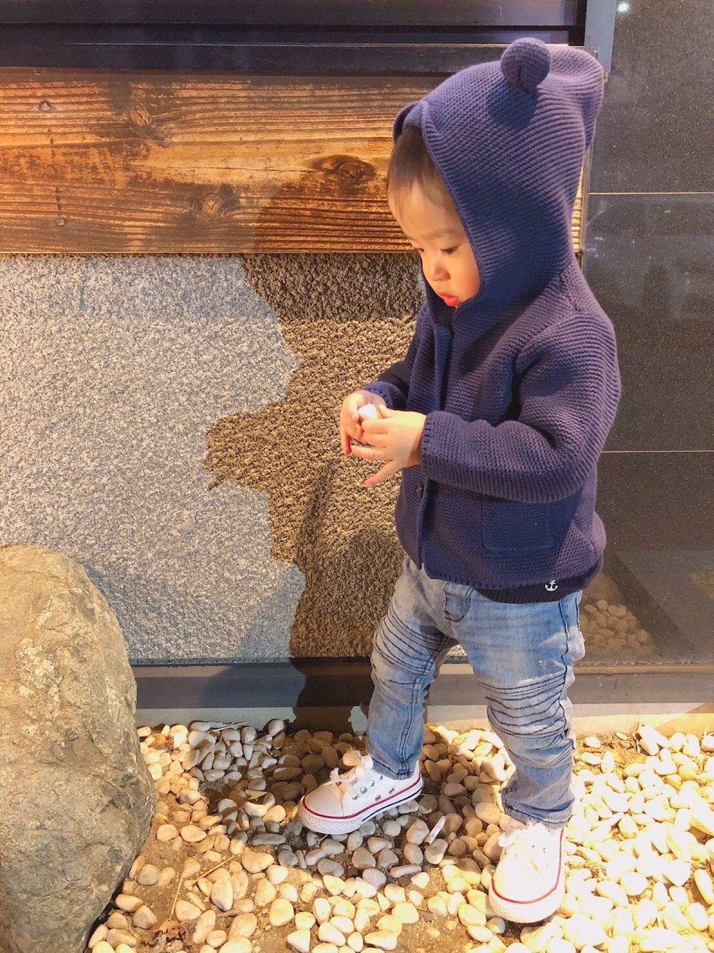 「チョコ色に染まれ、デニムパンツ、カジュアル、GAP、カーディガン、男の子、1歳、シンプルコーデ、いいね、save、フォローお願いします🤑、フォローミー」｜「GAPのくま耳フード ガーター編みセーター（カーディガン/ボレロ、ブルー系）」を使った、k☆☆☆さん（キッズ・80cm）の冬コーディネートの1枚目の写真