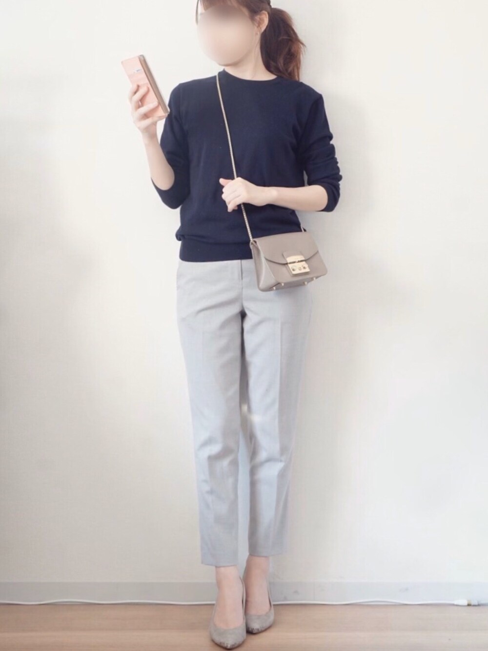 「オトナカジュアル、シンプル、オトナ女子、パンツスタイル、ショルダーバッグ、メトロポリス、UNIQLO、ユニクロ、オフィスカジュアル、通勤コーデ」｜「UNIQLOのコットンカシミヤクルーネックセーター（長袖）（ニット/セーター、ブルー系）」を使った、momo775pさん（レディース・160cm）の春コーディネートの1枚目の写真
