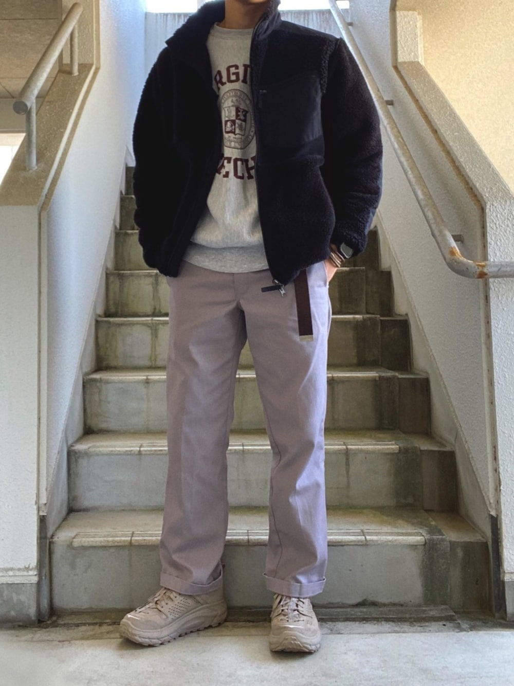 ブラック系のその他アウター、グレー系のトップス、グレー系のチノパンツを着用したメンズの冬コーディネートの1枚目の写真