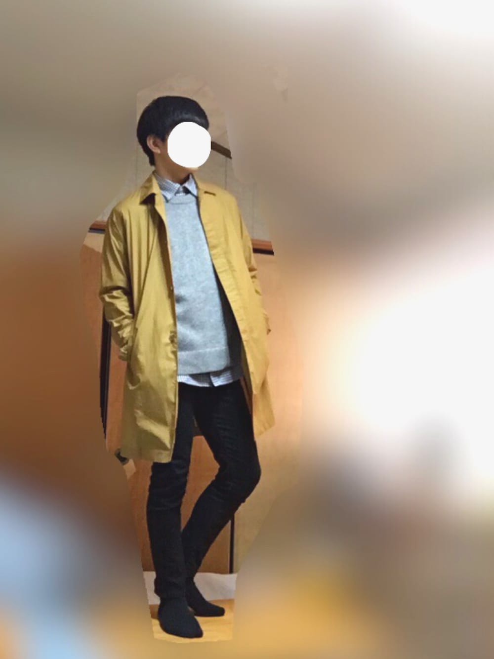 イエロー系のステンカラーコート、グレー系のニット/セーター、ホワイト系のシャツ/ブラウスを着用したメンズの冬コーディネートの1枚目の写真